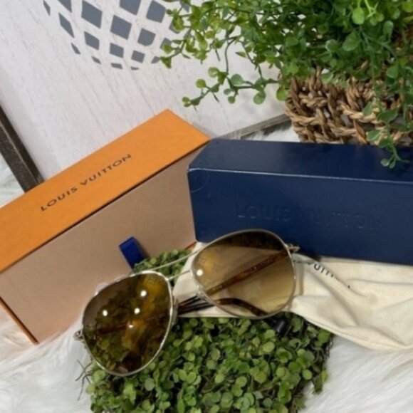 Louis Vuitton Chic Gold Aviator Sunglasses - Picture 1 of 7